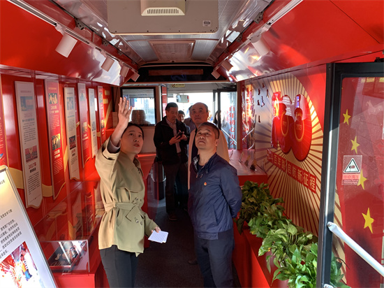 6b28bccbd621cd62c0dbb328505b3925.jpg 参观公交移动党史馆.jpg